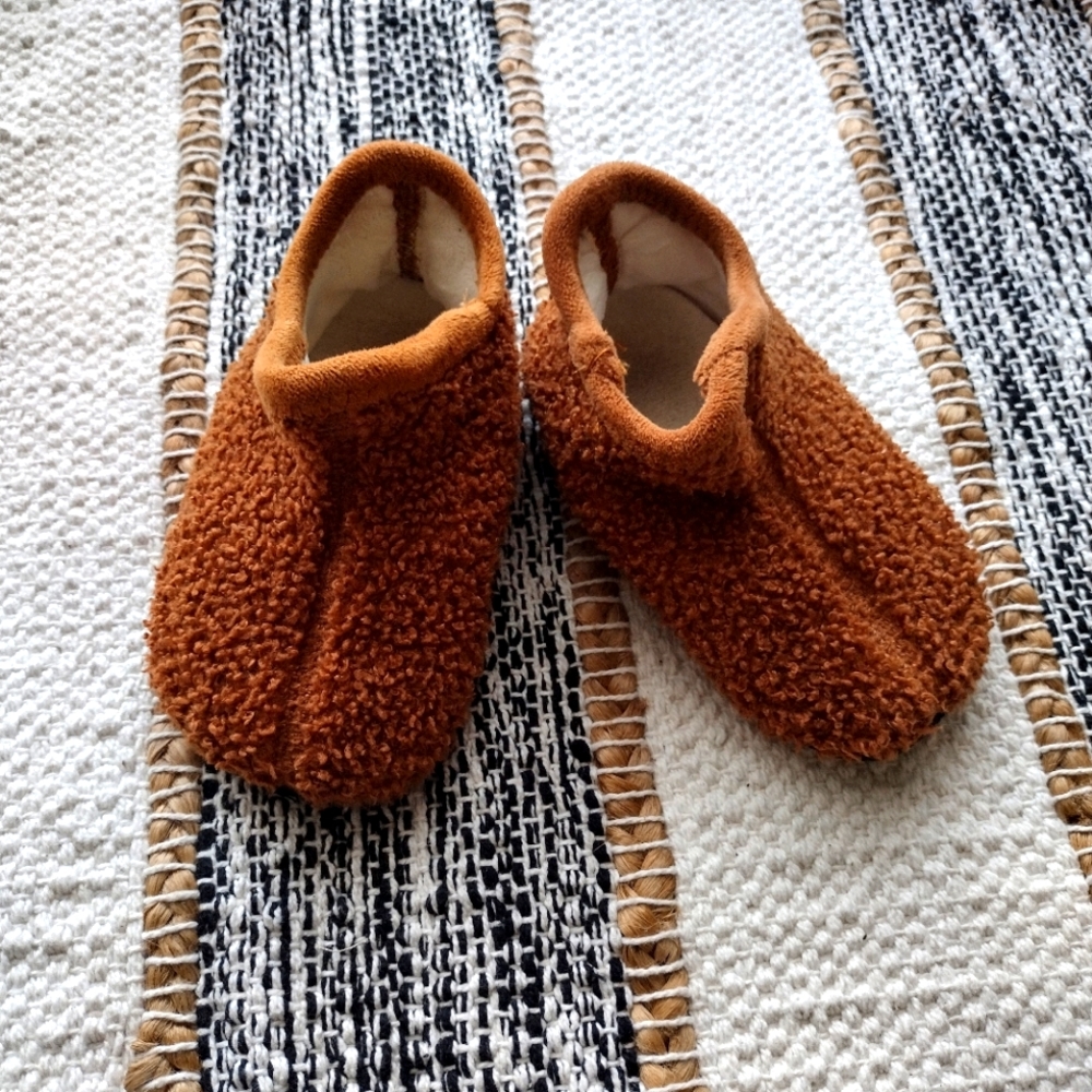 🤎 Brown Fuzzy Kids Slippers - Picture 1 of 6